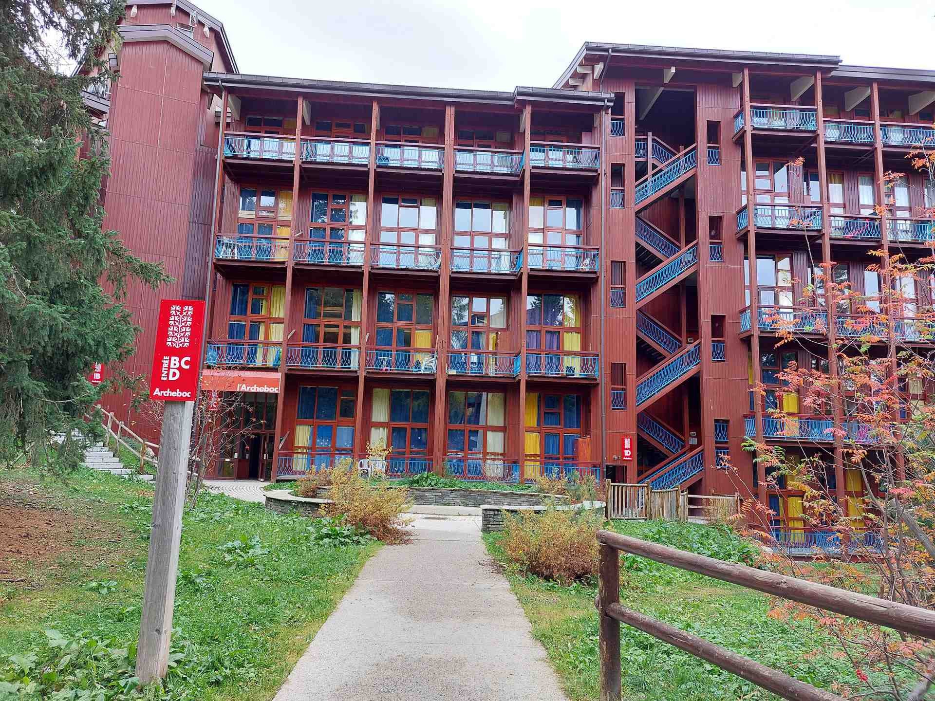 Façade de L’Archeboc et ses balcons en été