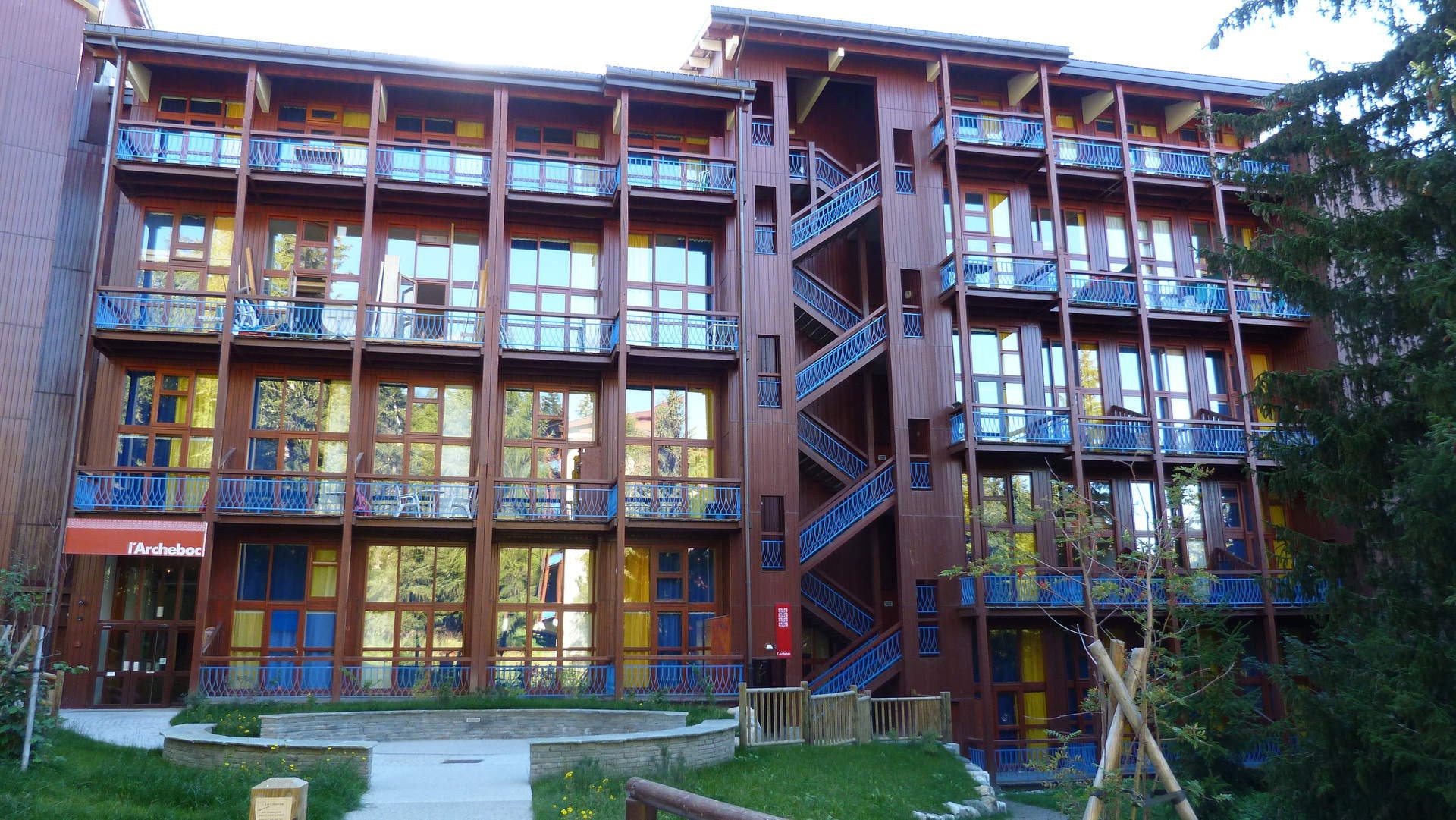 Façade et entrée de la résidence L’Archeboc